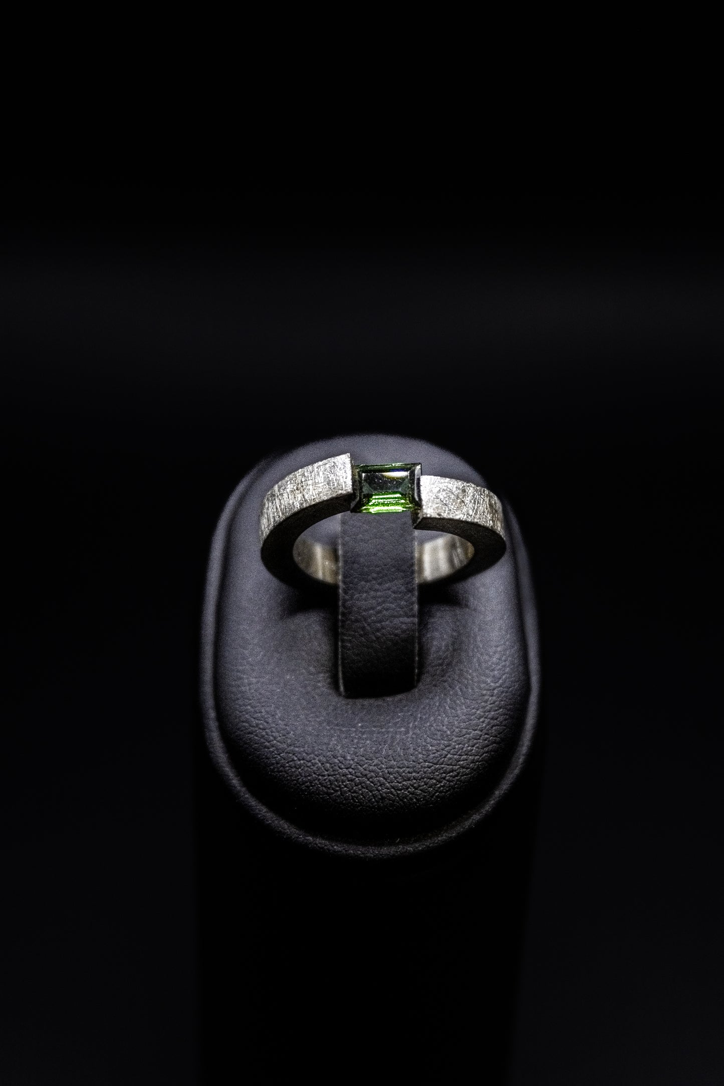 Anello solitario Argento con peridoto linea " Frammenti di Luna"