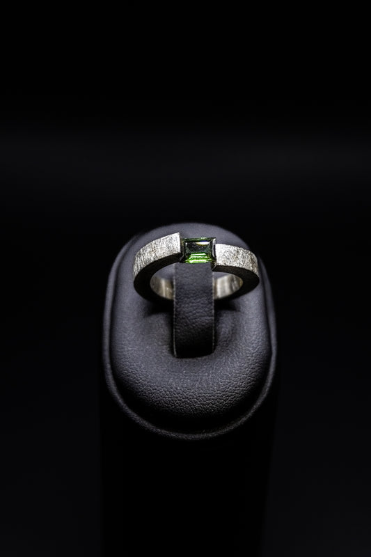 Anello solitario Argento con peridoto linea " Frammenti di Luna"