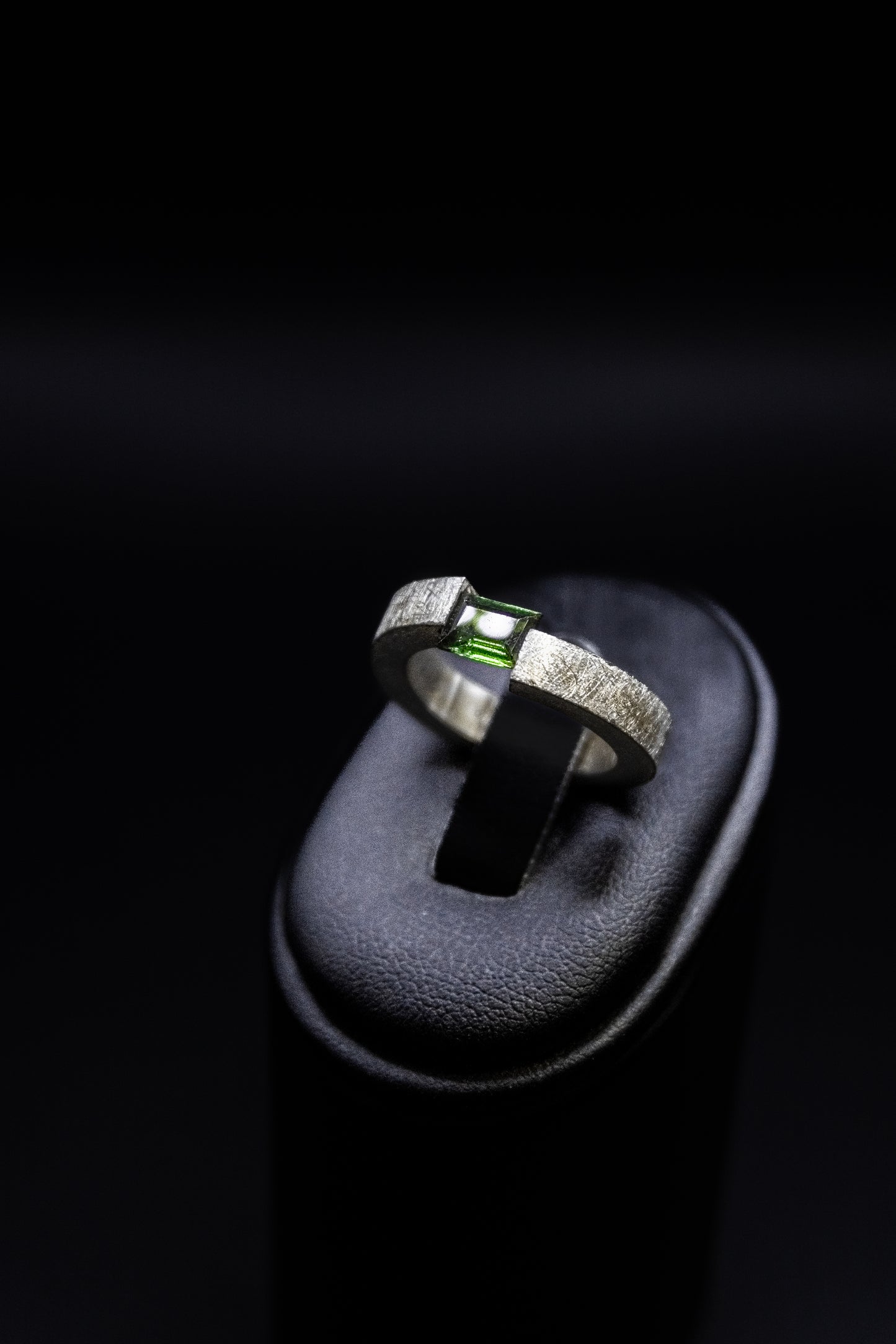 Anello solitario Argento con peridoto linea " Frammenti di Luna"