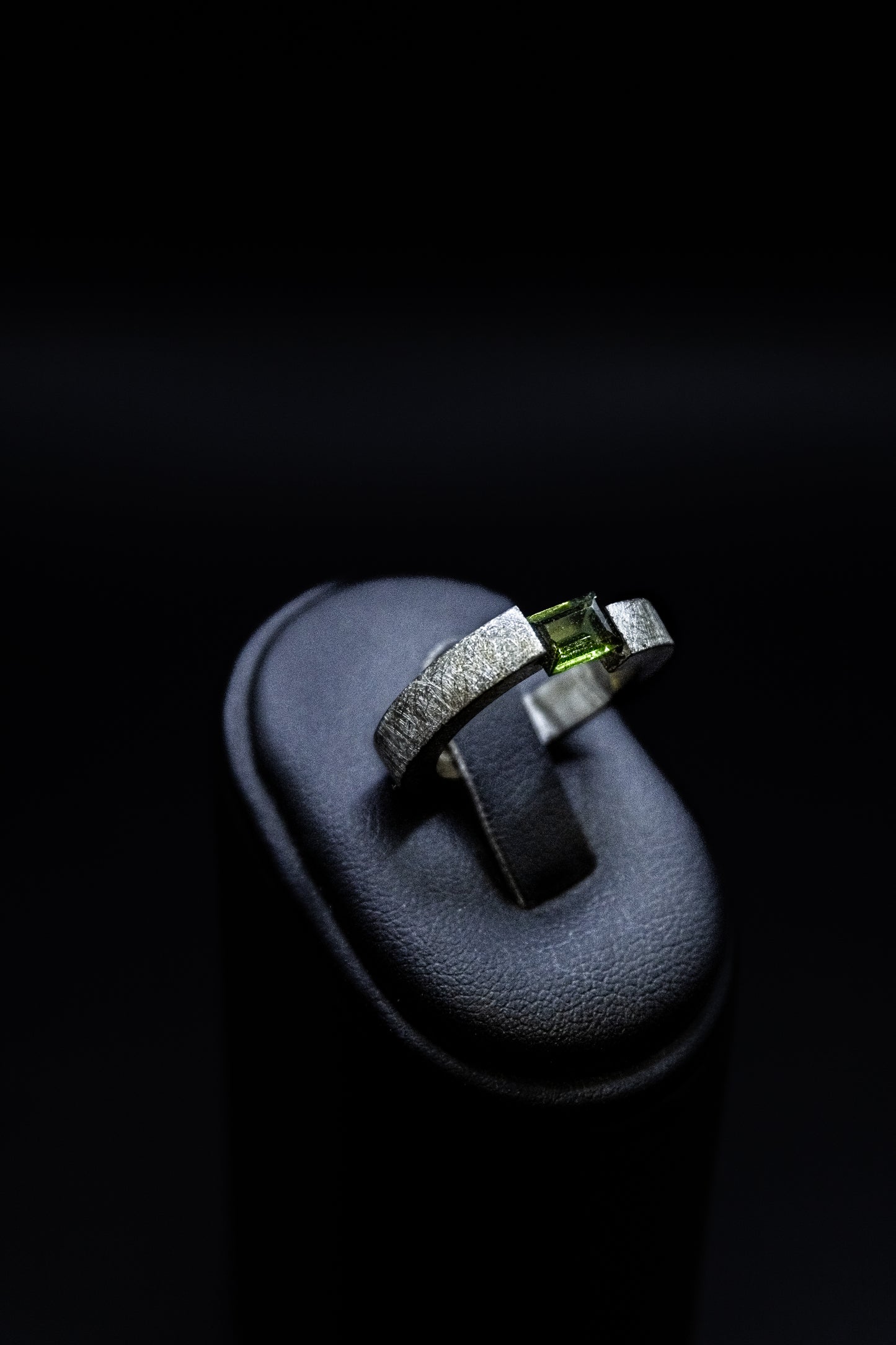 Anello solitario Argento con peridoto linea " Frammenti di Luna"