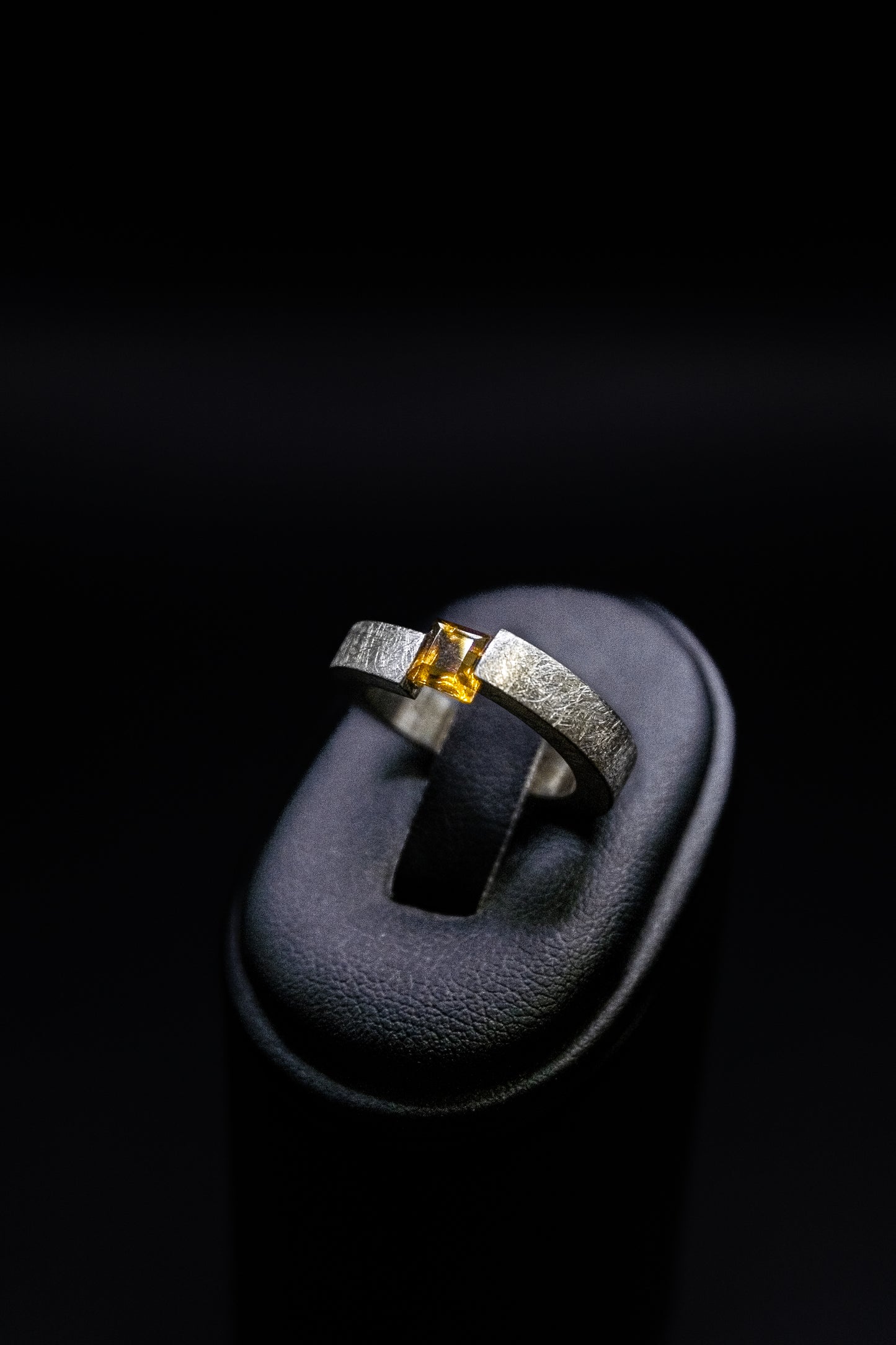 Anello solitario Argento con citrino linea "Frammenti di Luna"