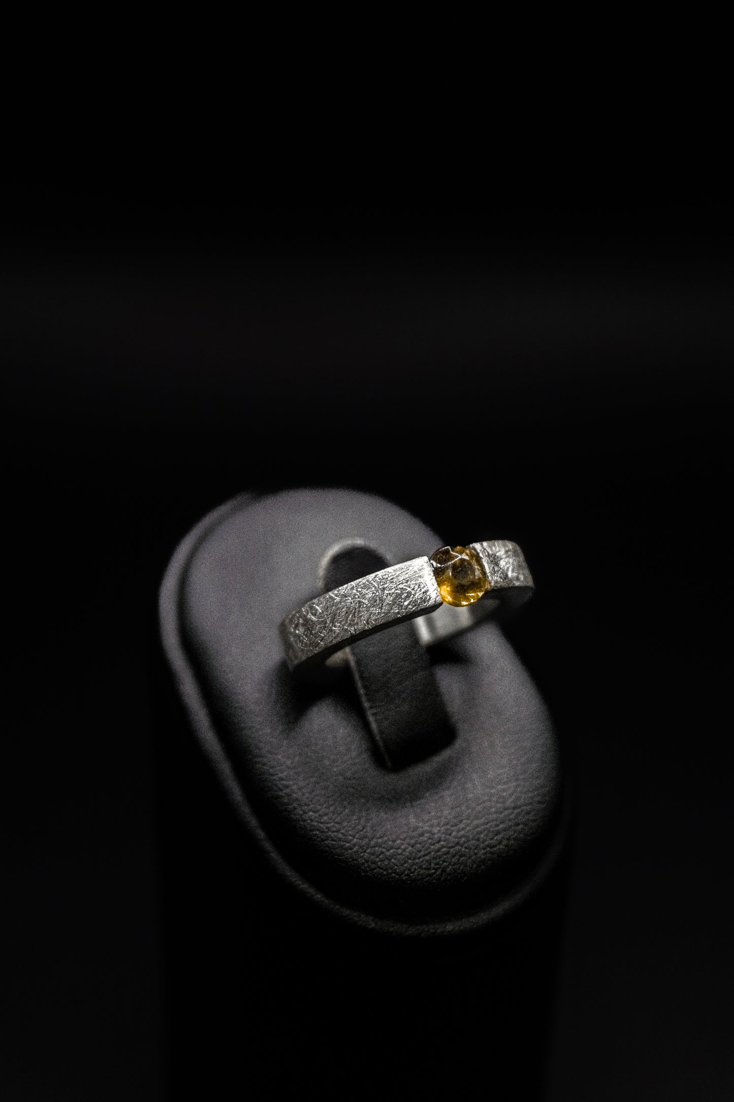 Anello solitario argento e citrino linea "Frammenti di Luna"