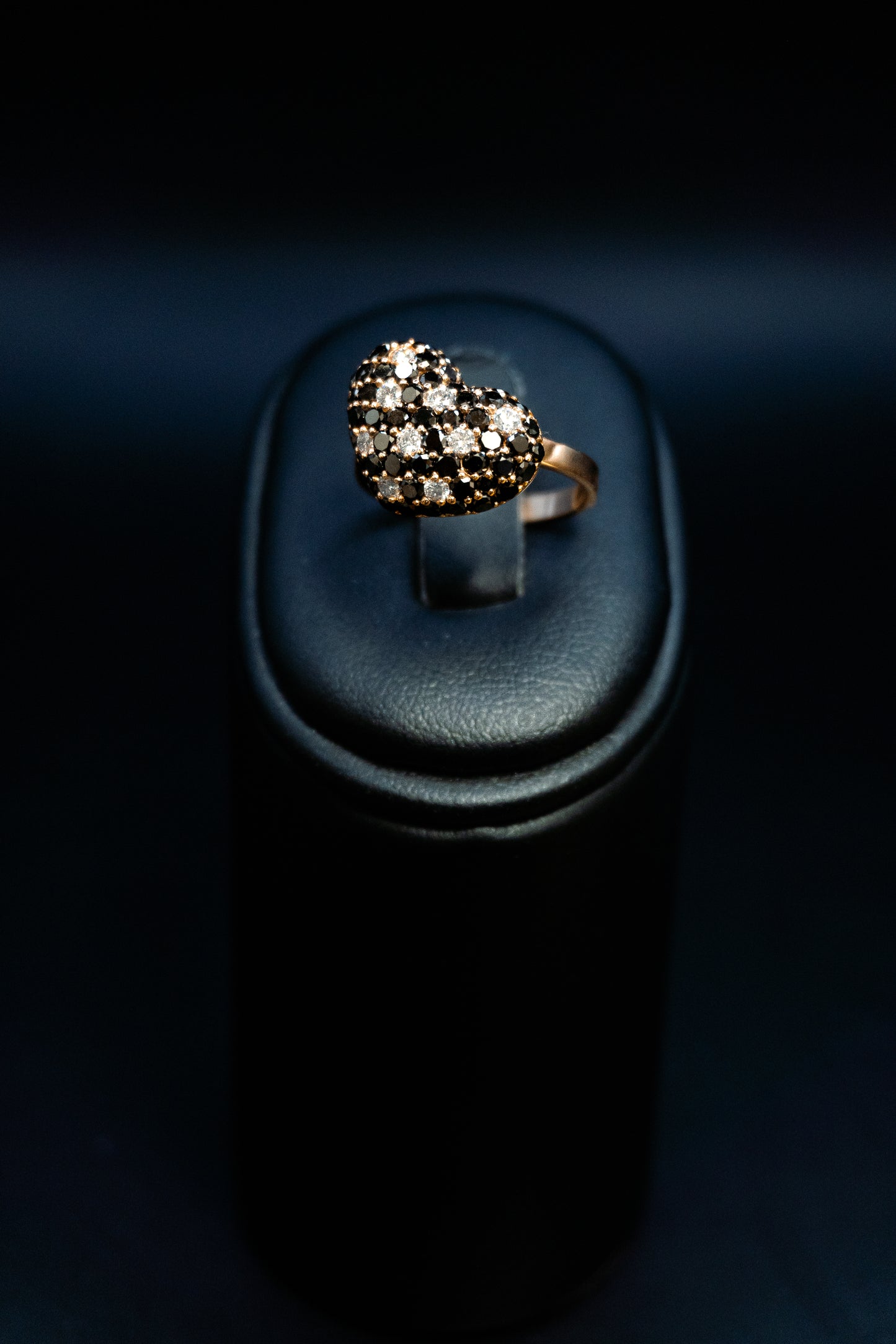 Anello cuore in oro 18 k. ti con Diamanti taglio brillante bianchi e neri