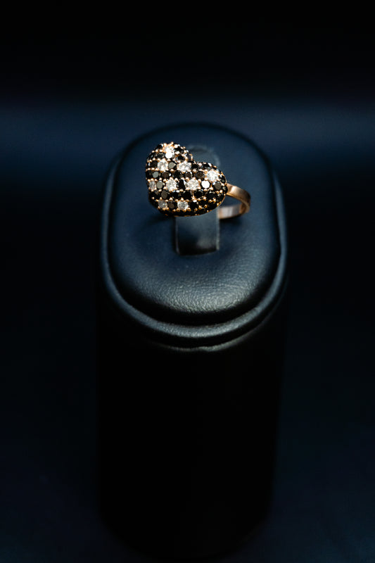 Anello cuore in oro 18 k. ti con Diamanti taglio brillante bianchi e neri