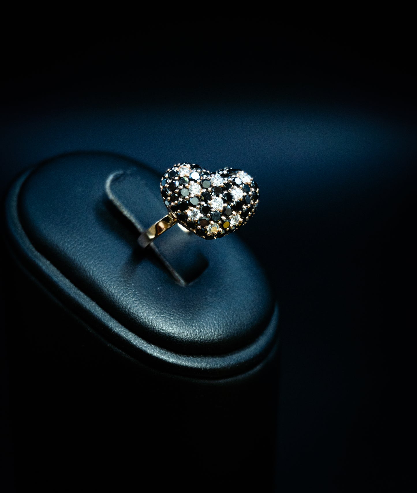 Anello cuore in oro 18 k. ti con Diamanti taglio brillante bianchi e neri