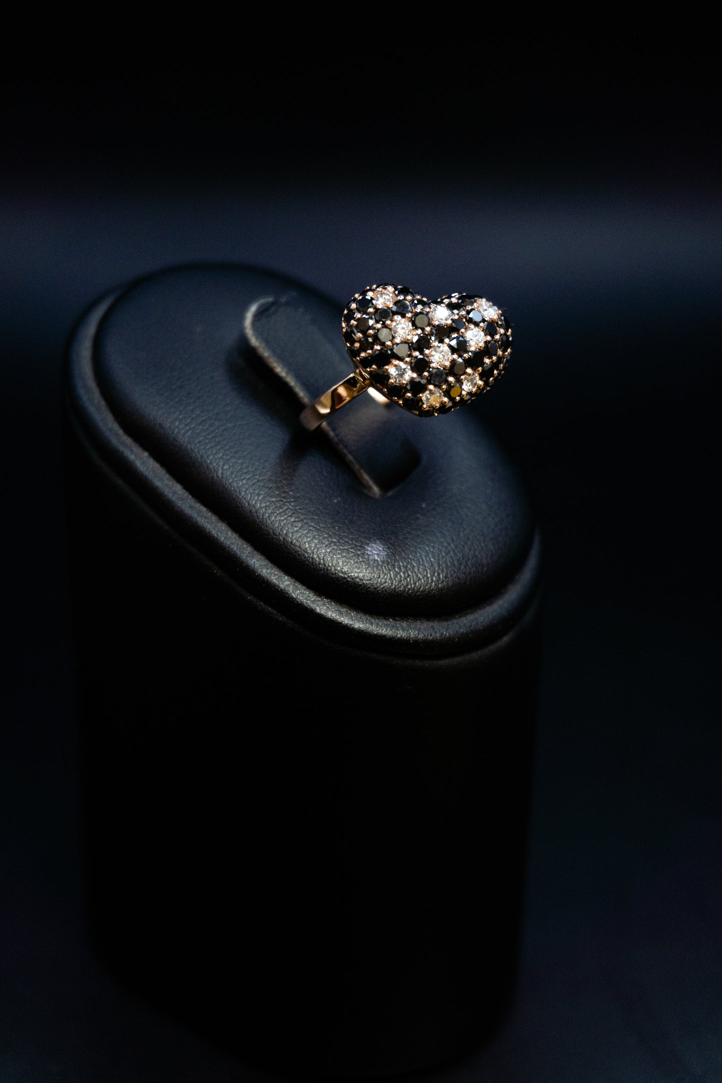 Anello cuore in oro 18 k. ti con Diamanti taglio brillante bianchi e neri