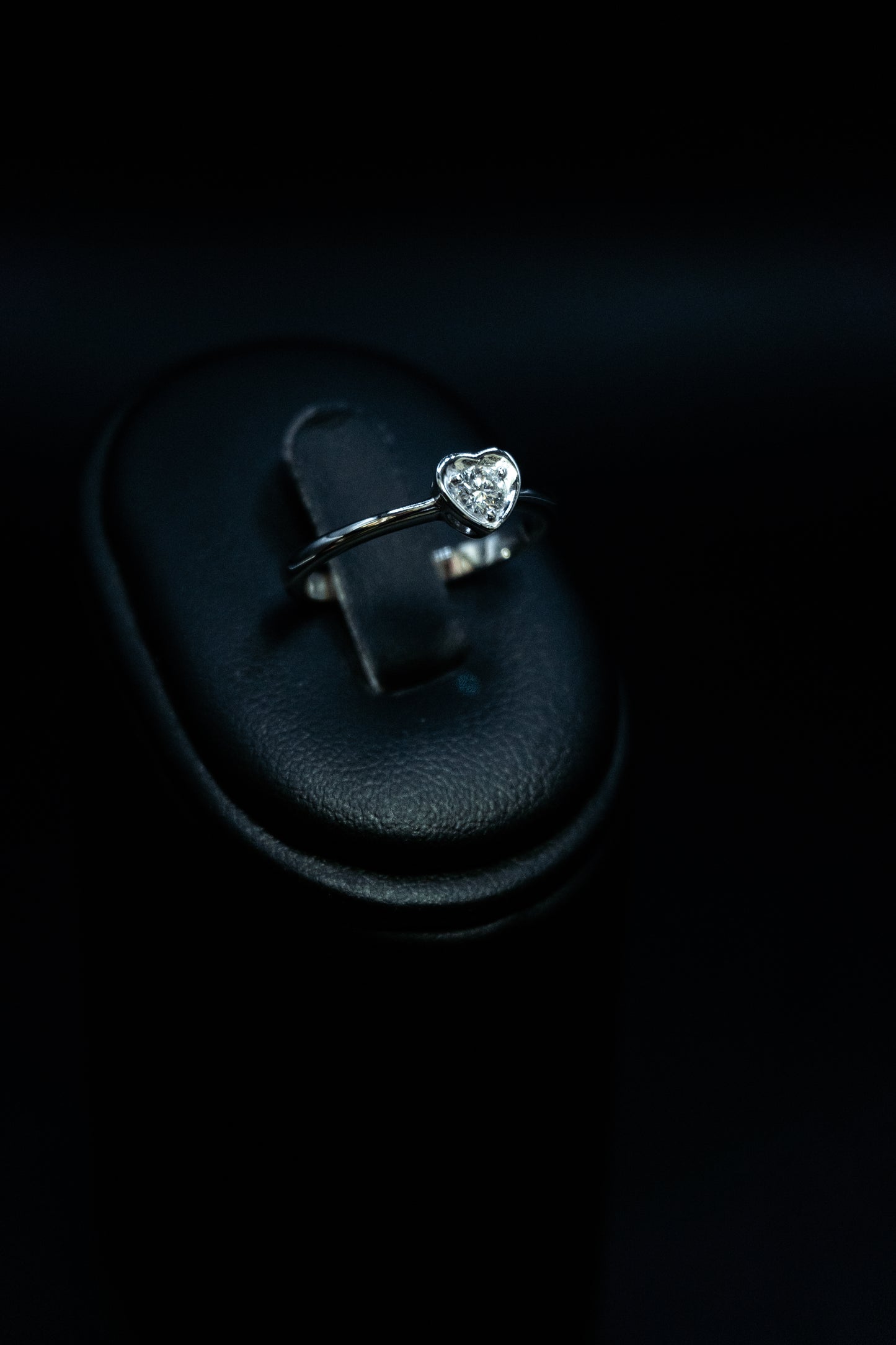 Anello cuore in oro 18 carati con Diamante taglio brillante