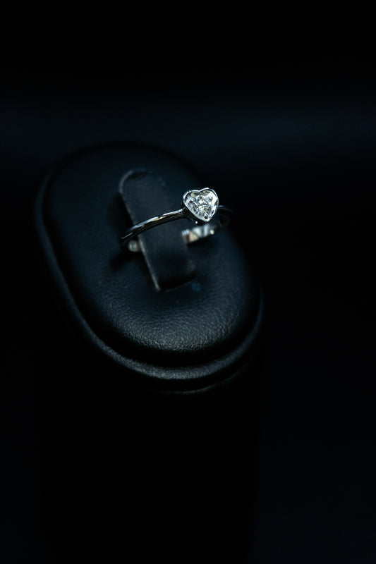 Anello cuore in oro 18 carati con Diamante taglio brillante