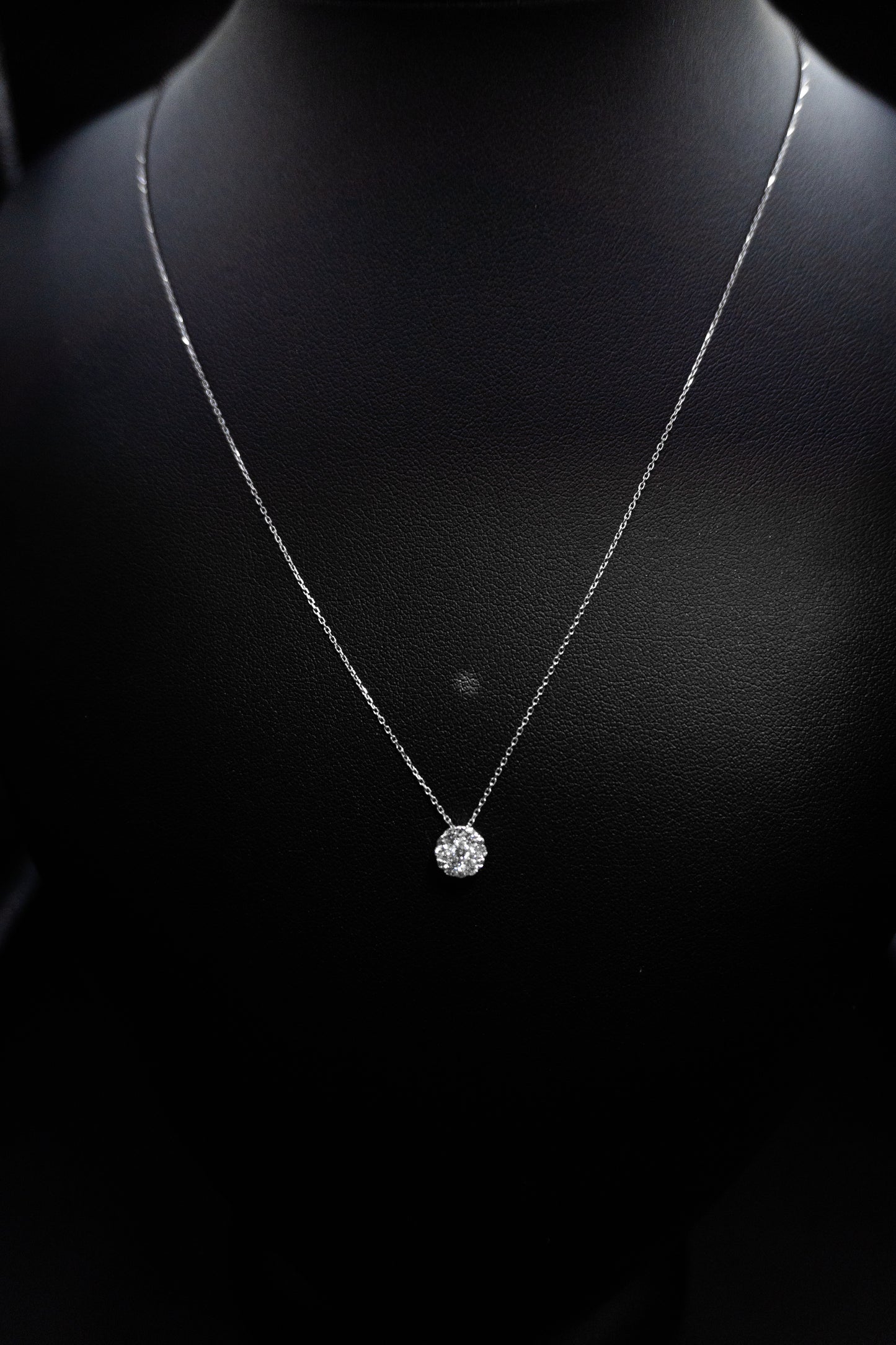 Collana e ciondolo fiore con diamanti