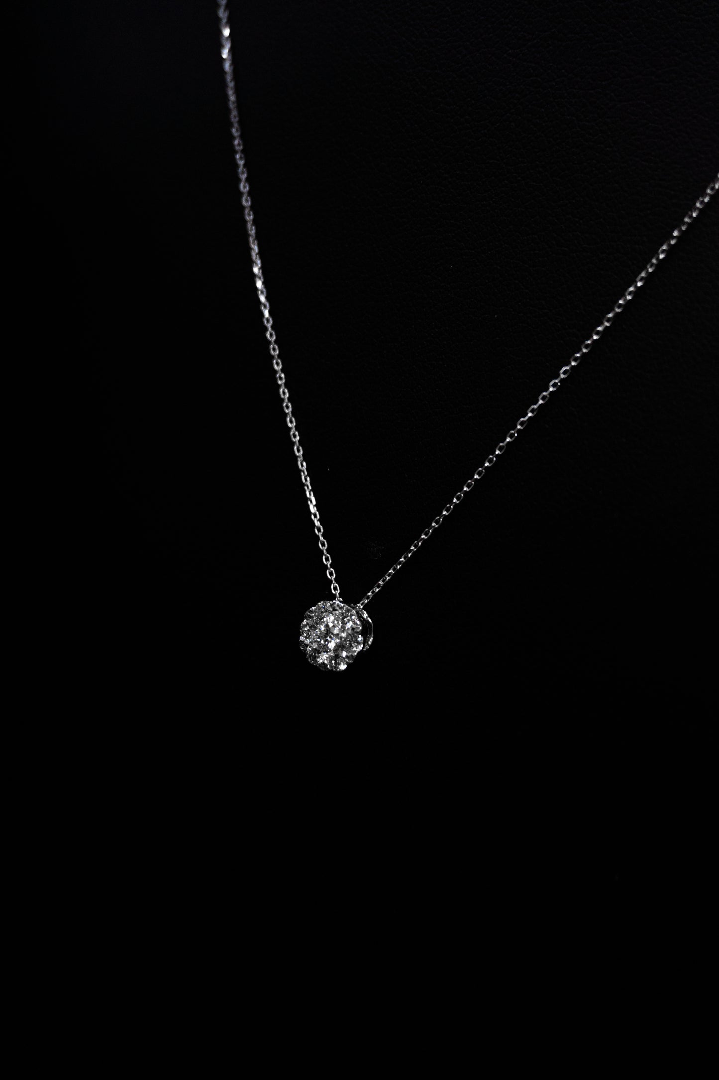 Collana e ciondolo fiore con diamanti