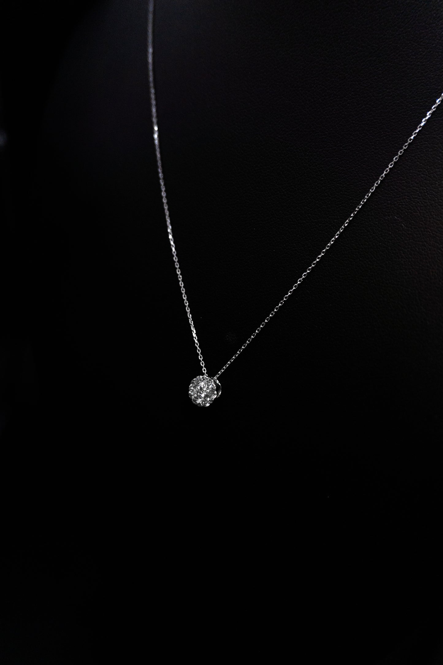 Collana e ciondolo fiore con diamanti