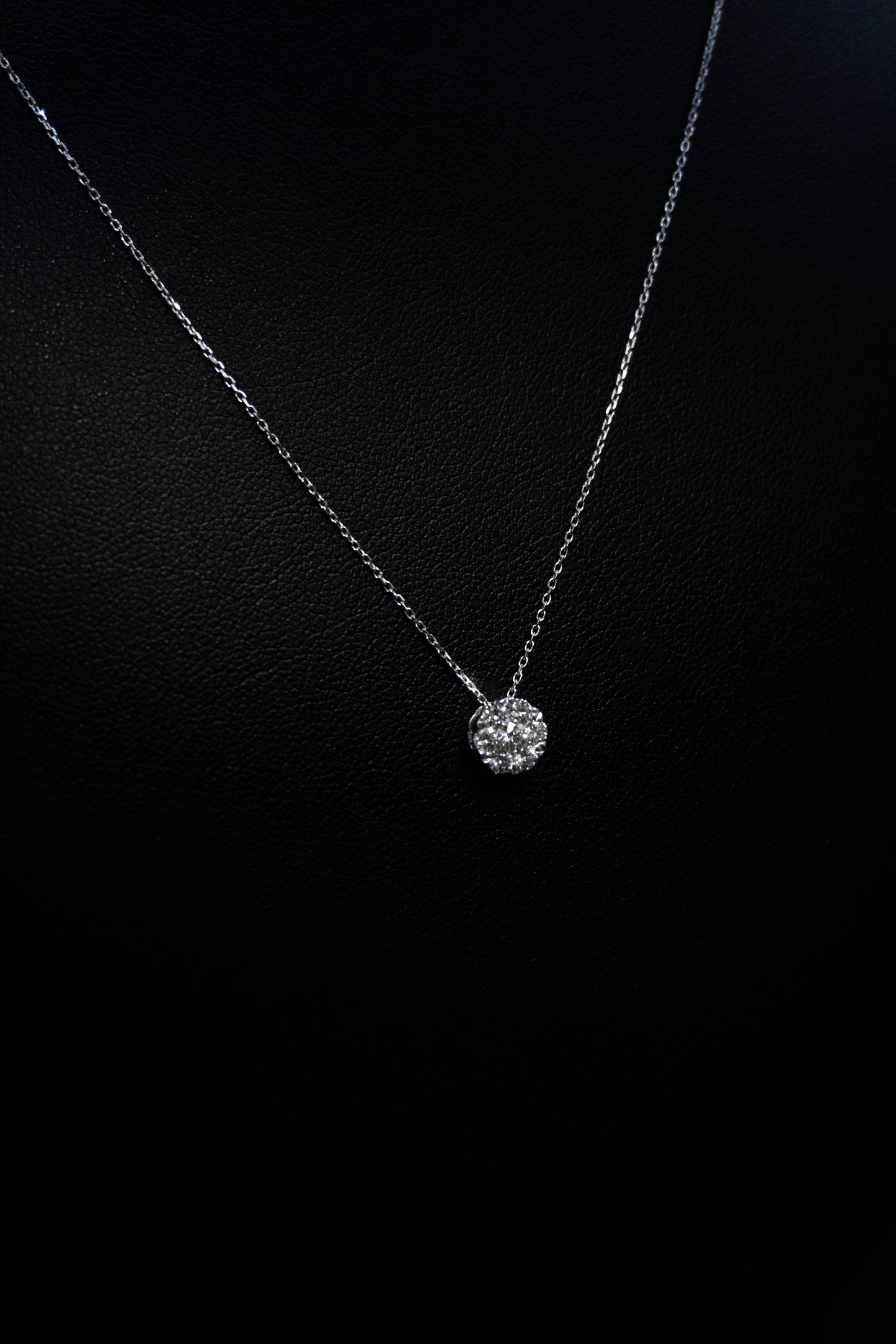 Collana e ciondolo fiore con diamanti