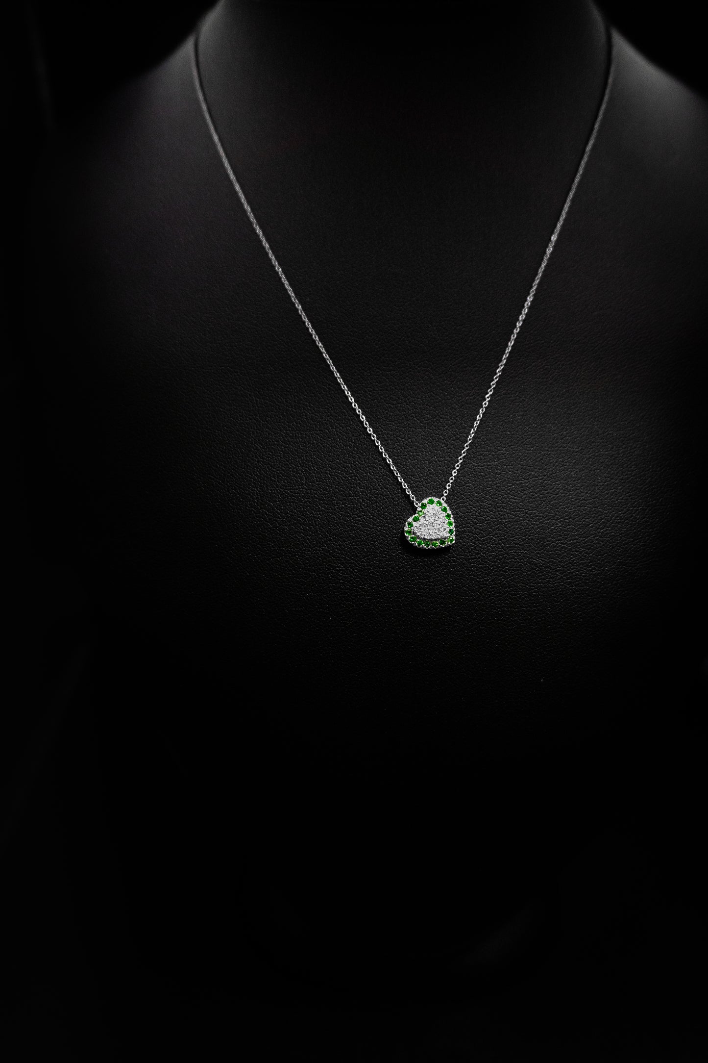 Collana e ciondolo cuore con Diamanti e Smeraldi