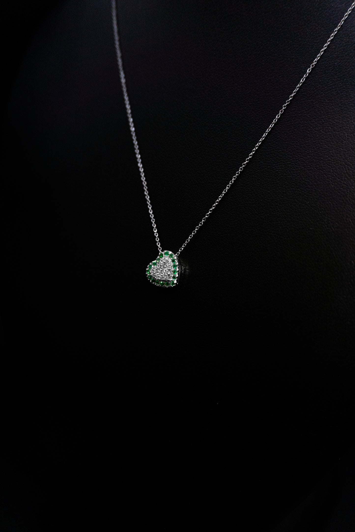 Collana e ciondolo cuore con Diamanti e Smeraldi