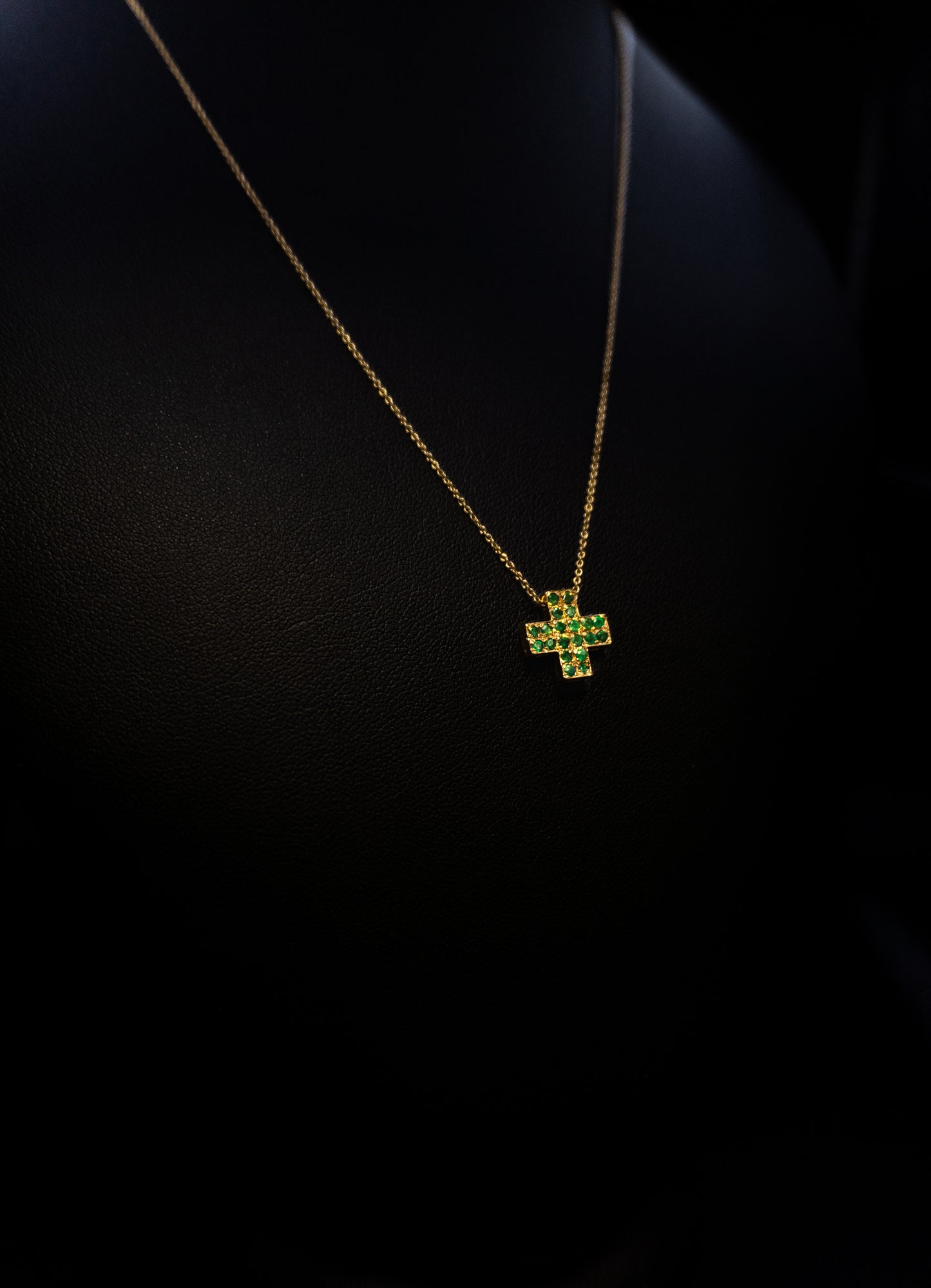 Collana e croce in oro con Smeraldi