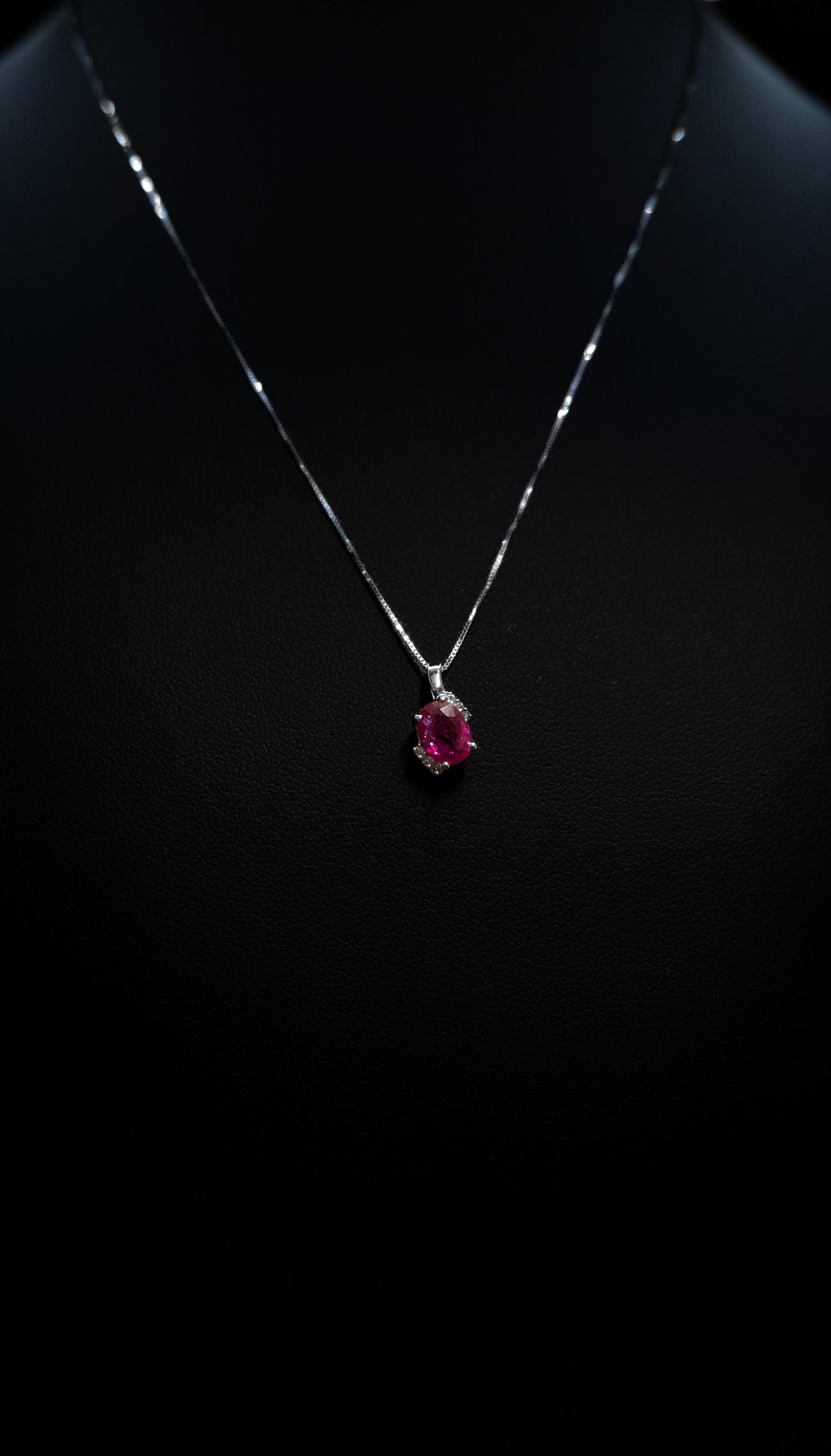 Collana in oro con Ciondolo Rubino e Diamanti