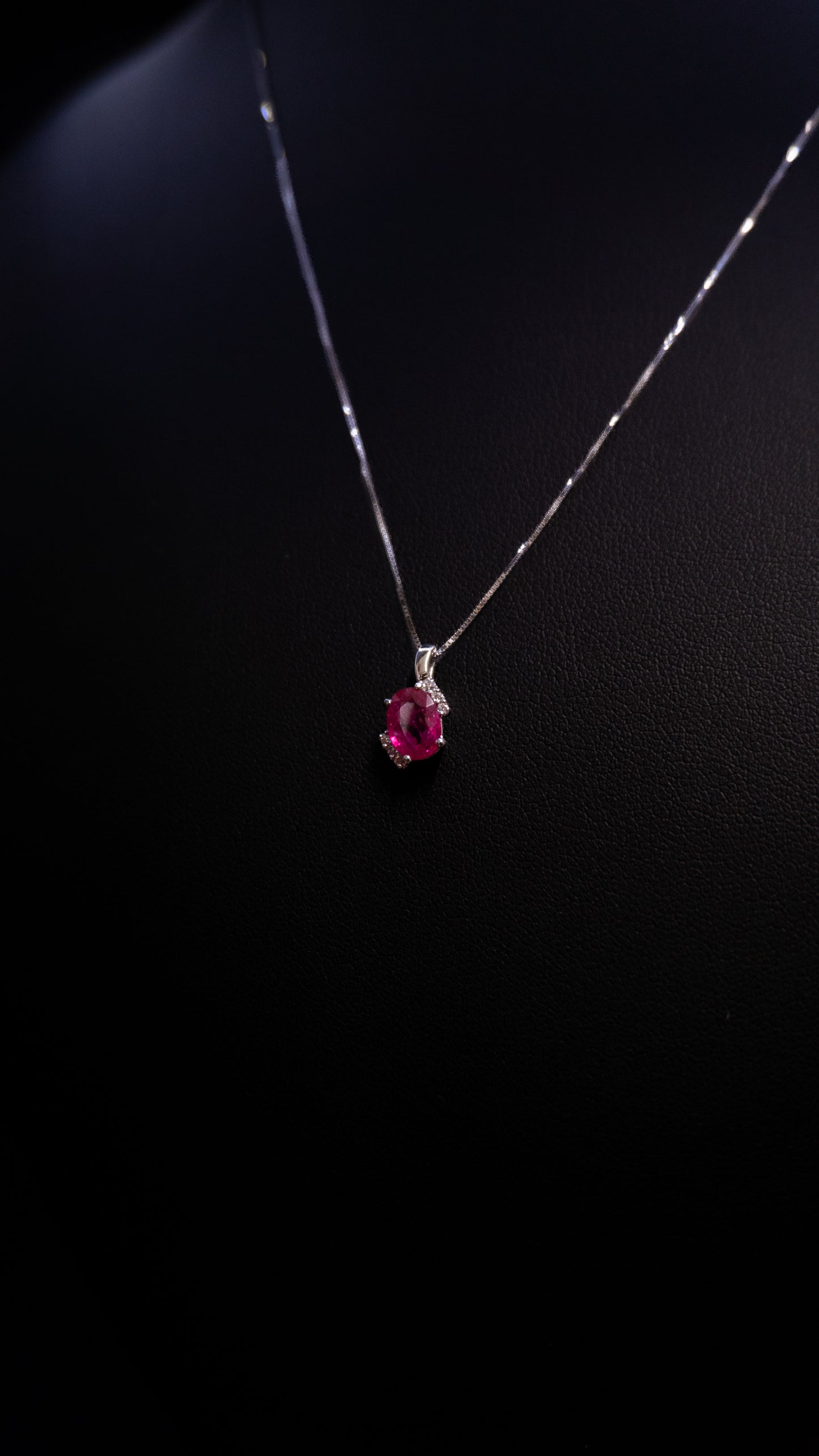Collana in oro con Ciondolo Rubino e Diamanti