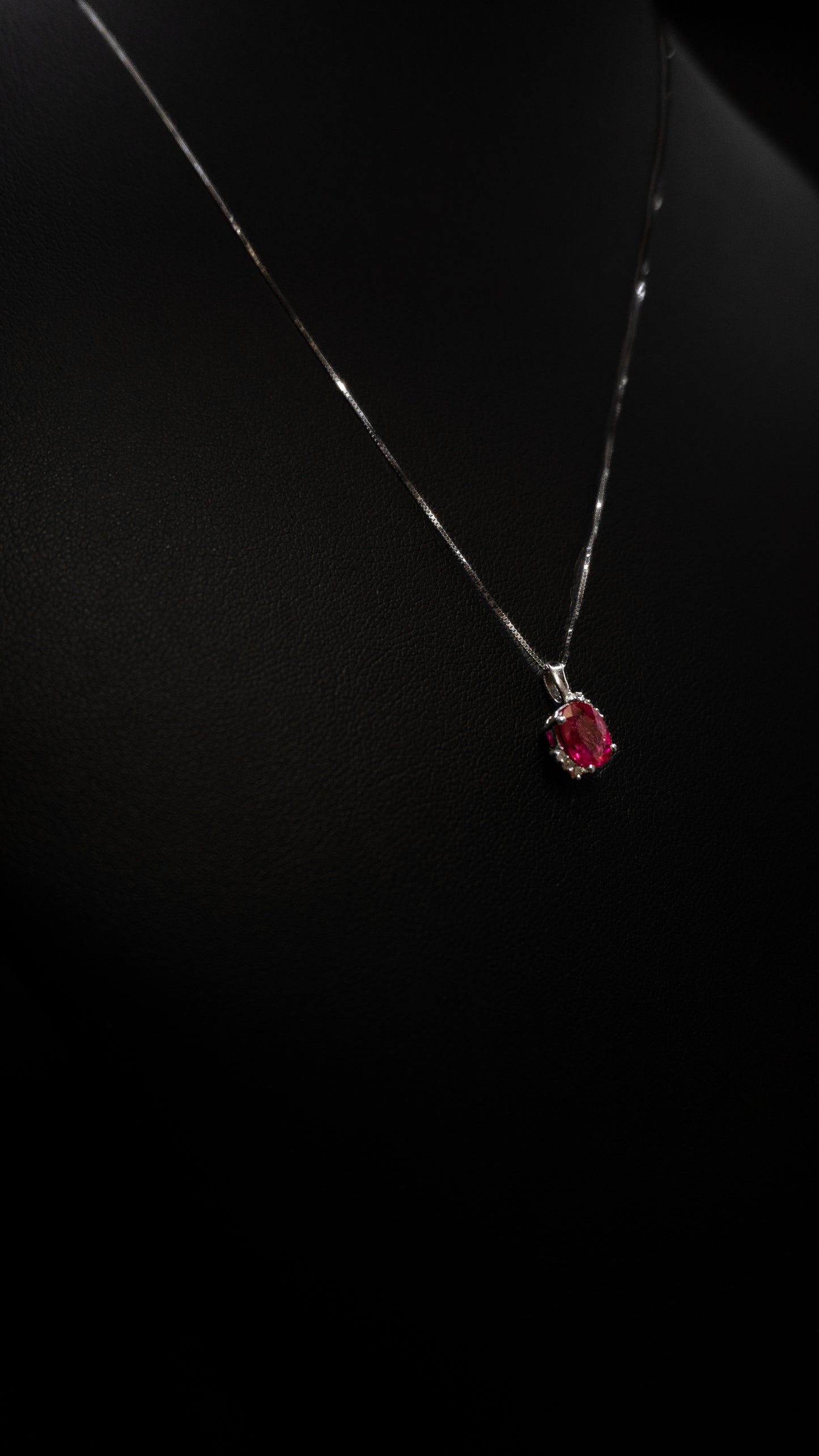 Collana in oro con Ciondolo Rubino e Diamanti