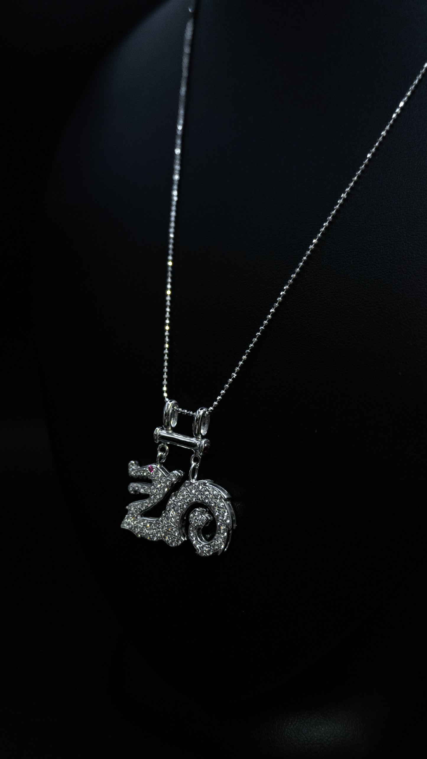 Collana in oro e ciondolo Dragone con Diamanti e rubini