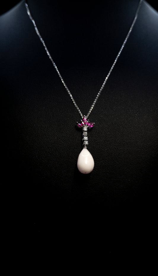 Collana in oro e ciondolo con Diamanti, rubini e corallo rosa