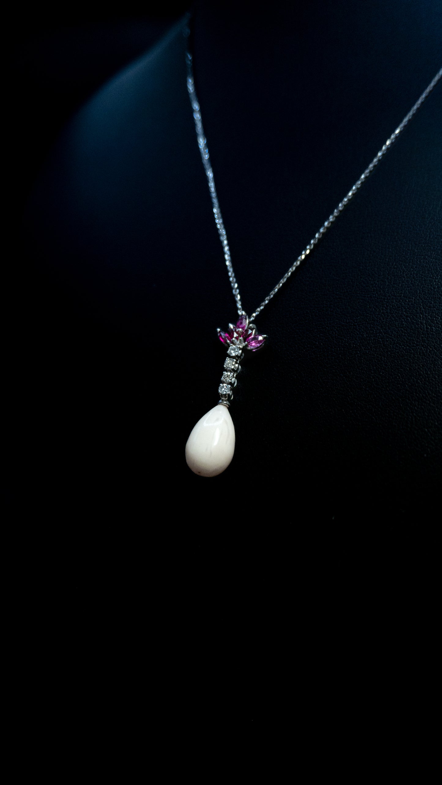 Collana in oro e ciondolo con Diamanti, rubini e corallo rosa