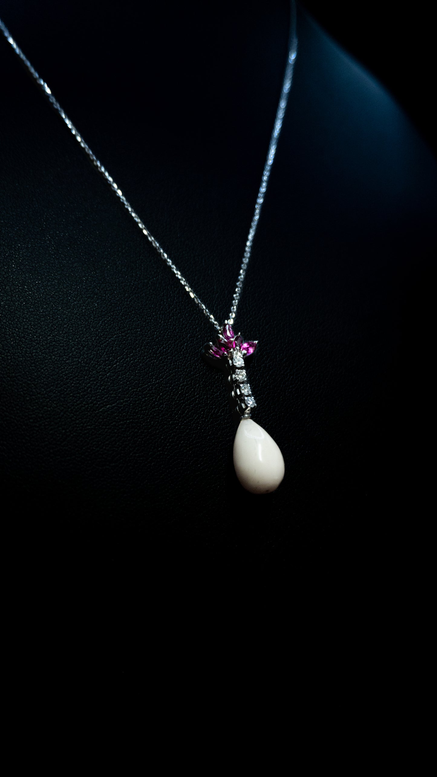 Collana in oro e ciondolo con Diamanti, rubini e corallo rosa
