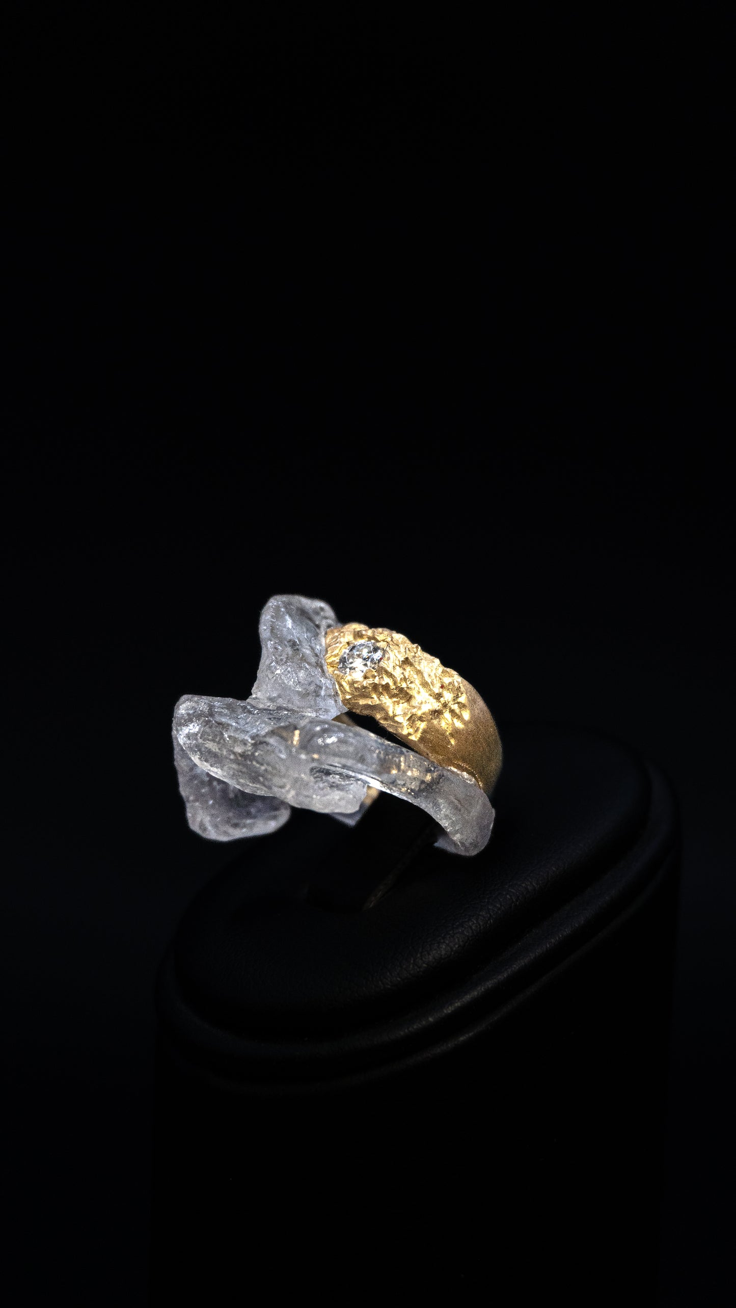 Anello solitario in oro con Diamante e resina