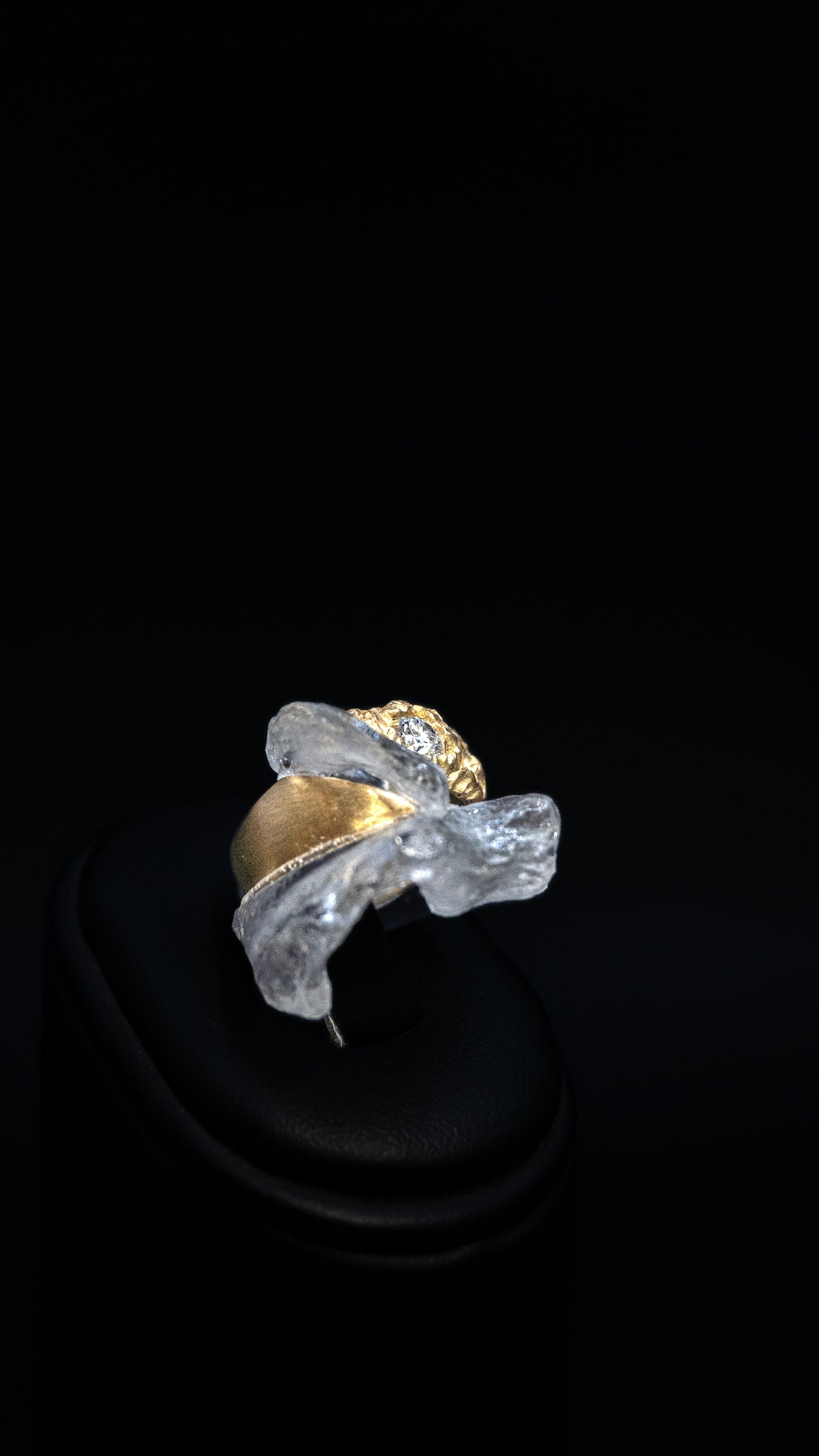 Anello solitario in oro con Diamante e resina