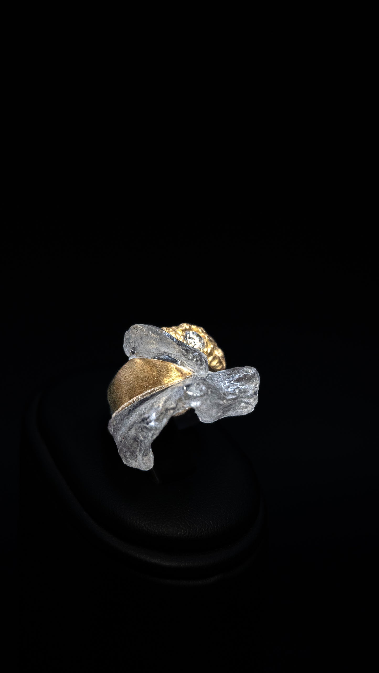 Anello solitario in oro con Diamante e resina