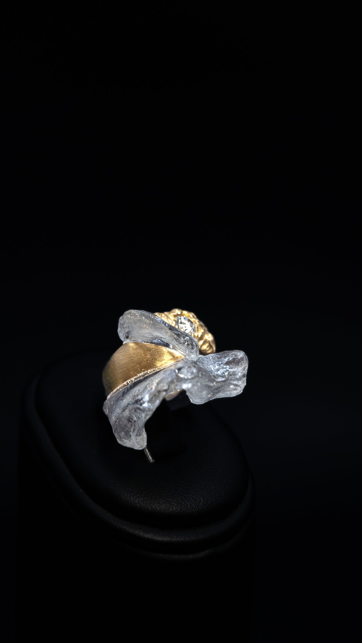 Anello solitario in oro con Diamante e resina