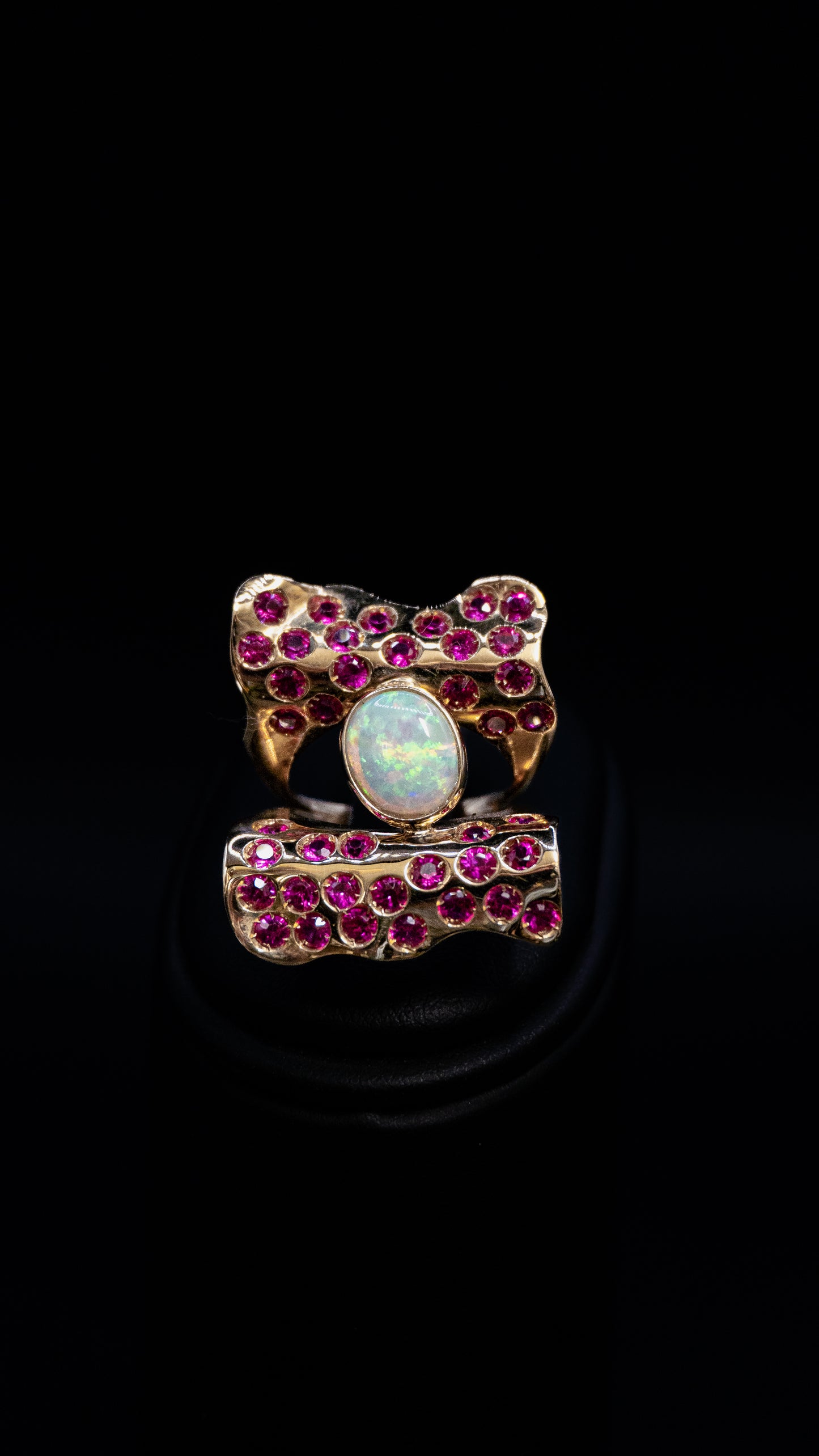 Anello in oro con Opale e rubini
