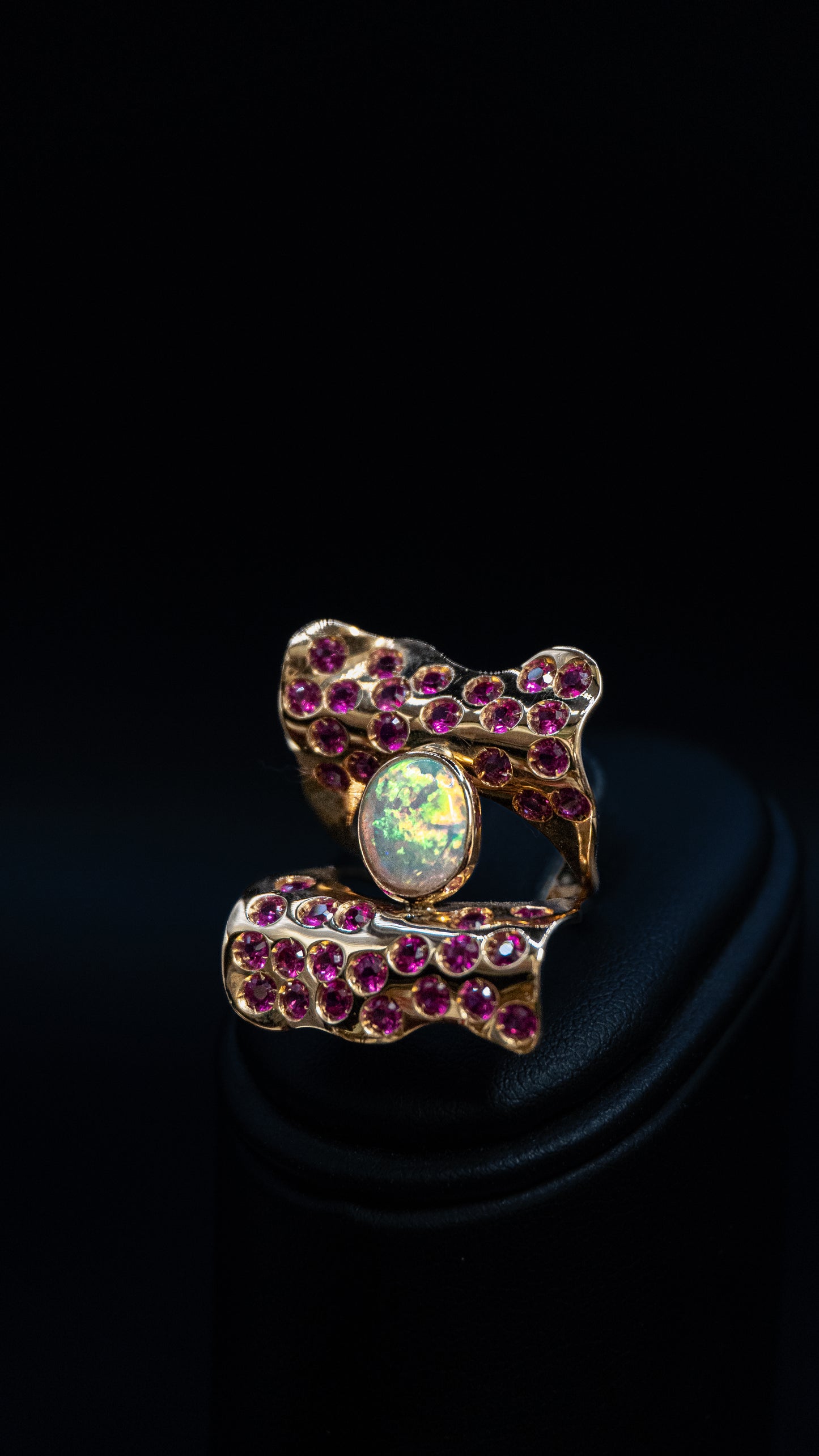 Anello in oro con Opale e rubini