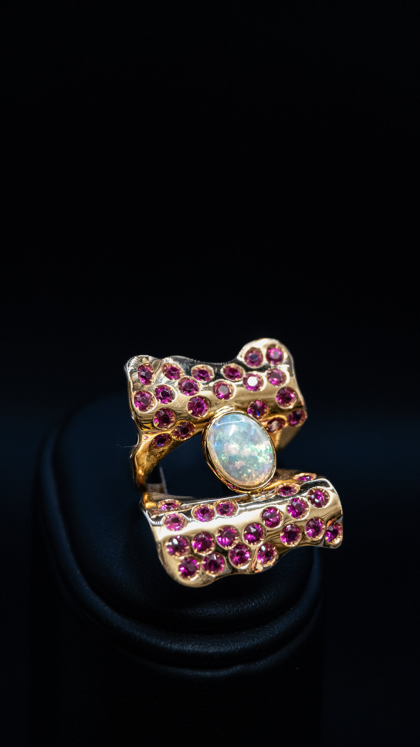 Anello in oro con Opale e rubini