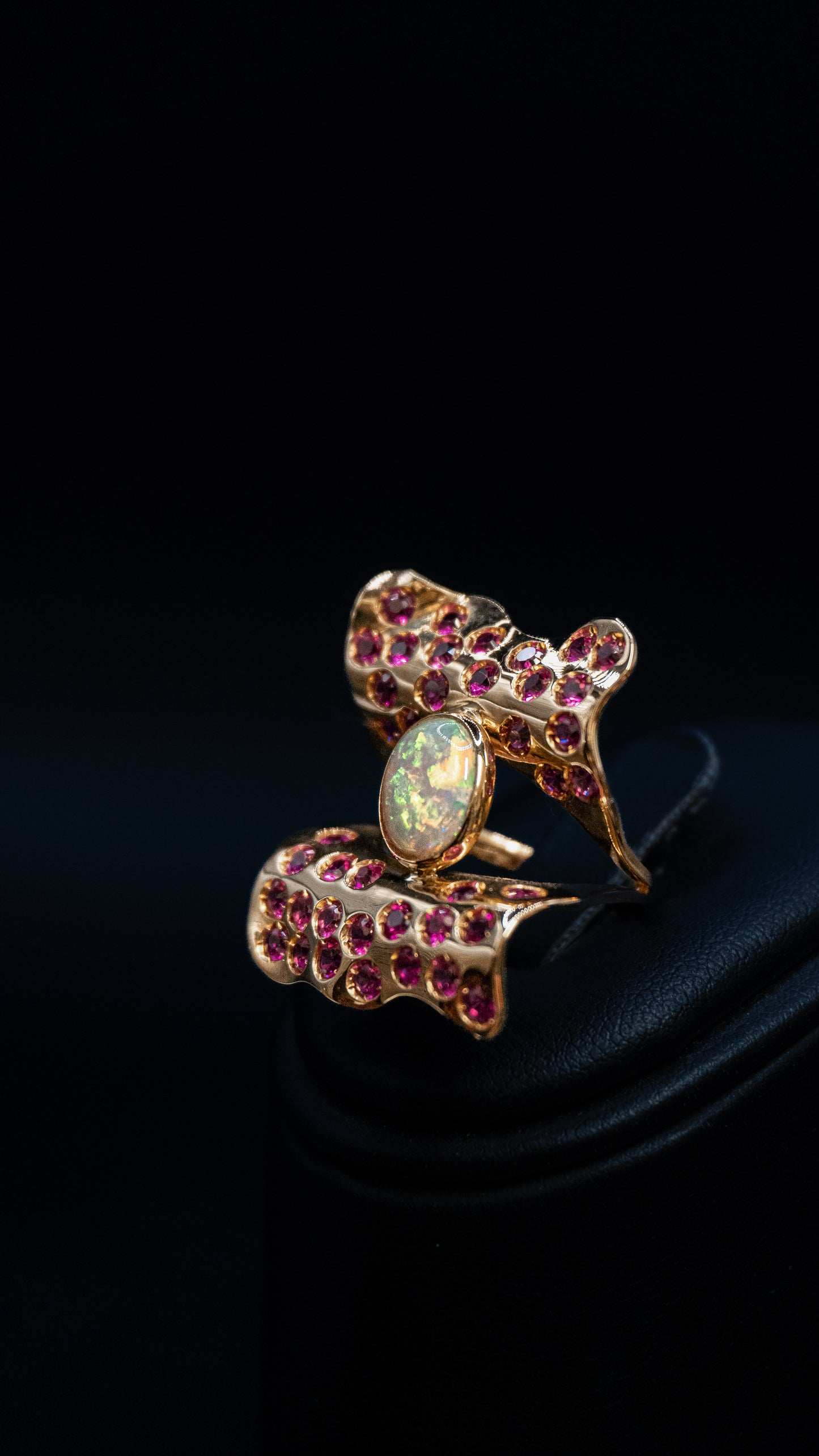 Anello in oro con Opale e rubini