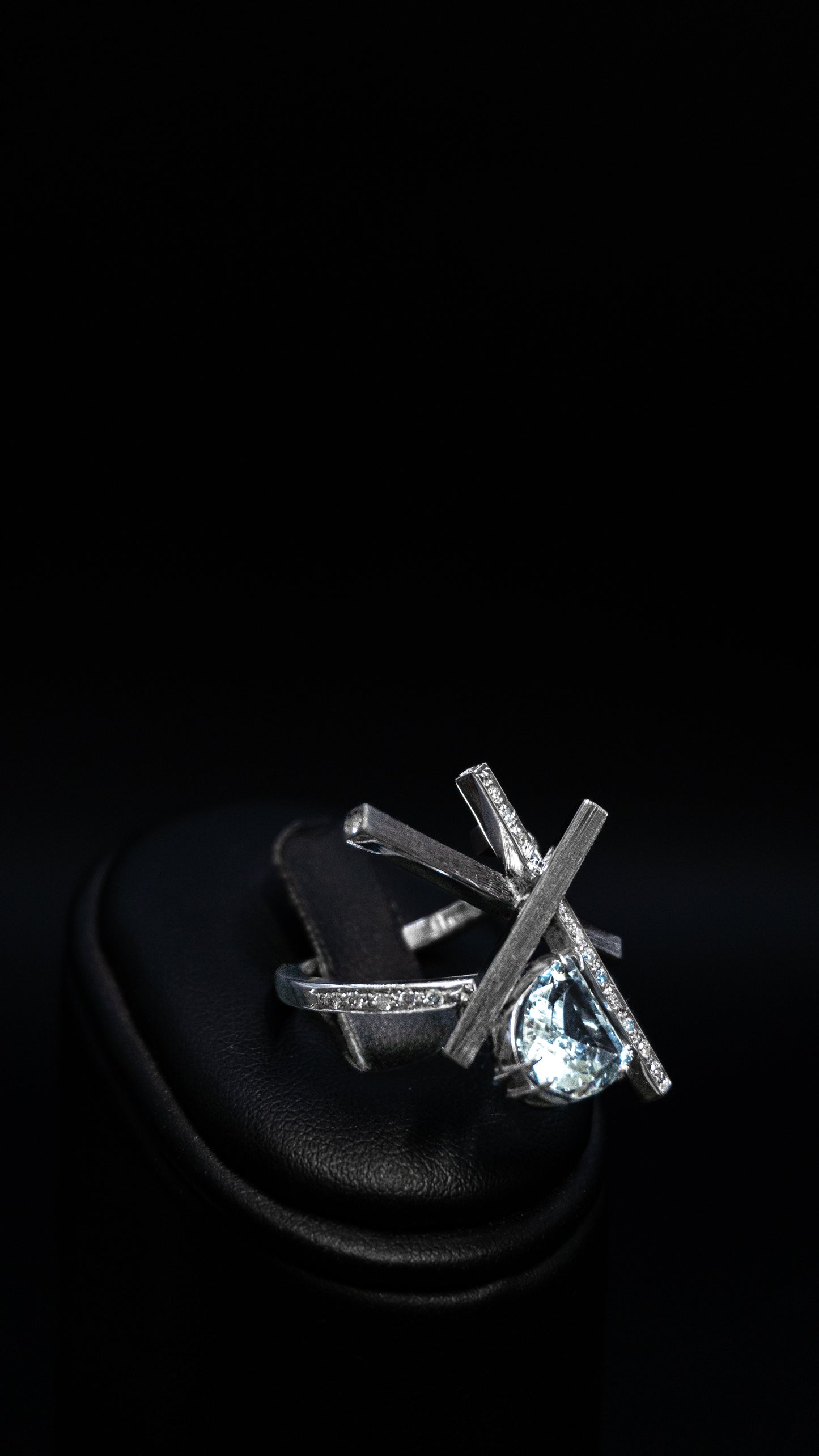 Anello in oro con Acquamarina e diamanti