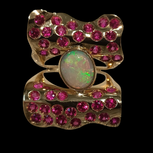 Anello in oro con Opale e rubini