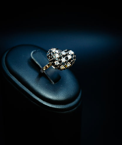 Anello cuore in oro 18 k. ti con Diamanti taglio brillante bianchi e neri